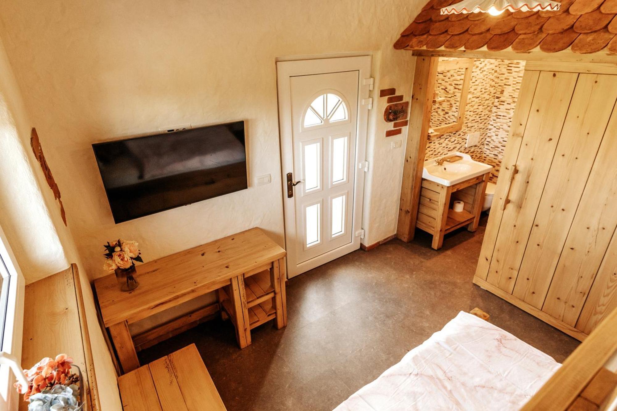 Hotel Gostilnica Orle - Sleeping In The Tower Škofljica Exterior foto